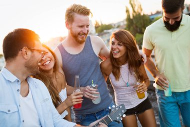 Genç arkadaşlar mutlu grup eğlenceli, yaz aylarında parti