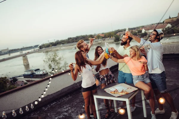 Amigos Pizza Grupo Jovens Alegres Comendo Pizza Divertindo — Fotografia de Stock