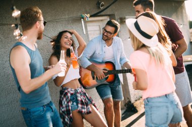 Genç arkadaşlar mutlu grup eğlenceli, yaz aylarında parti