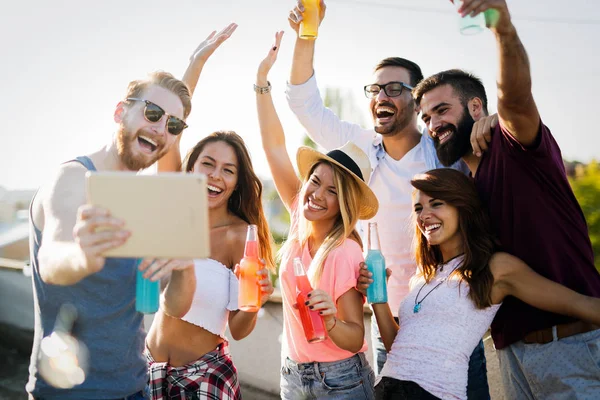 Jóvenes Amigos Divirtiéndose Una Fiesta Azotea Tocando Guitarra Cantando Bailando — Foto de Stock