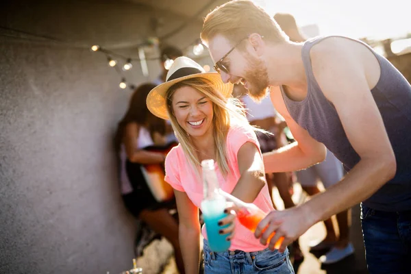 Alegre Joven Pareja Baile Divirtiéndose Disfrutando Fiesta Verano — Foto de Stock