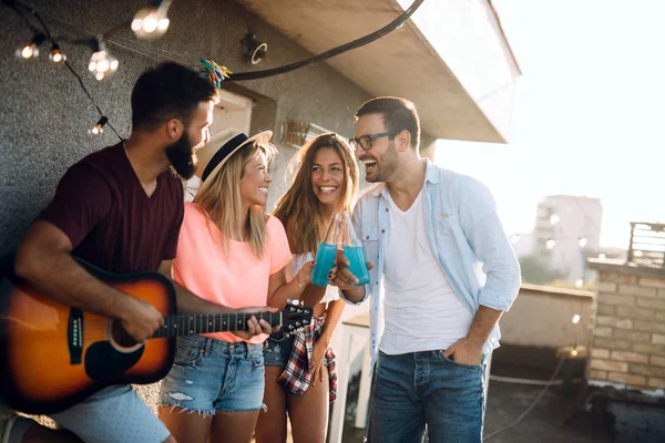 Junge Freunde Auf Einer Dachparty Spaß Haben Gitarre Spielen Singen — Stockfoto