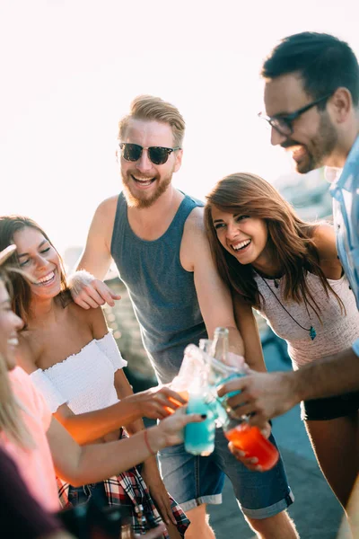 Jeunes Amis Amusent Une Fête Sur Toit Jouent Guitare Chantent — Photo