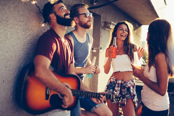 Fröhliche Gruppe Junger Freunde Die Spaß Haben Party Sommer — Stockfoto