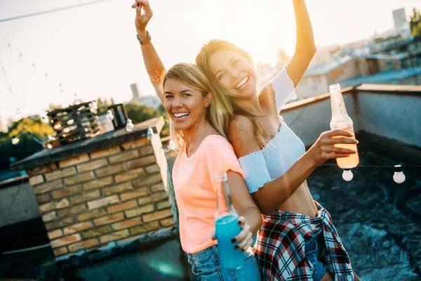 Jeunes Amis Amusent Une Fête Sur Toit Jouent Guitare Chantent — Photo