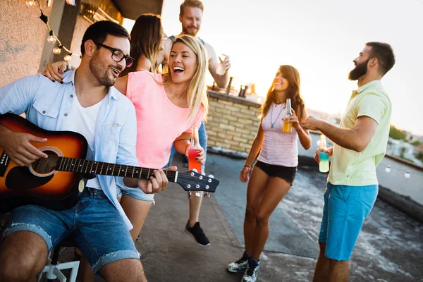 Het Hebben Van Een Geweldige Tijd Met Vrienden Rooftop Party — Stockfoto