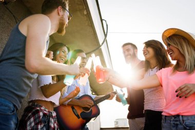 Genç arkadaşlar mutlu grup eğlenceli, yaz aylarında parti