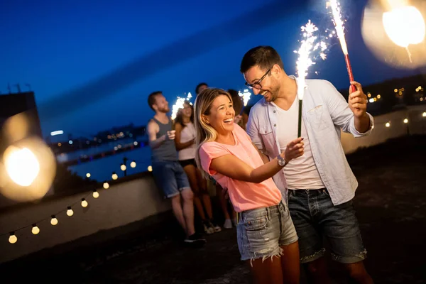 Felice Giovane Coppia Divertirsi Alla Festa — Foto Stock