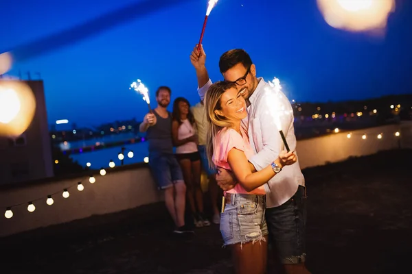 Feliz Joven Pareja Divirtiéndose Fiesta — Foto de Stock