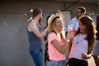 Bir yaz partisinde eğlenen bir grup genç