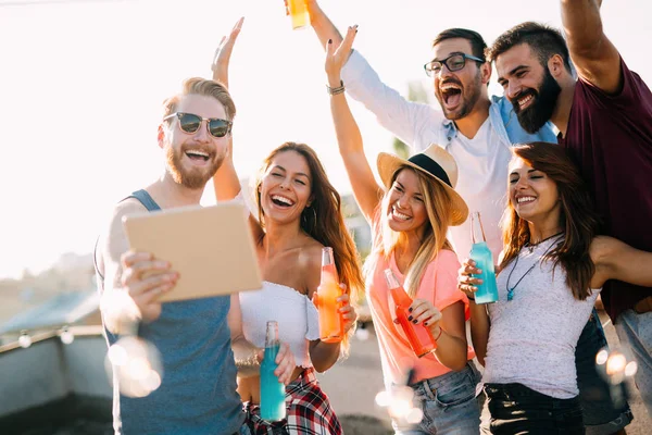 Grupp Glada Vänner Som Har Fest Och Kul Taket — Stockfoto