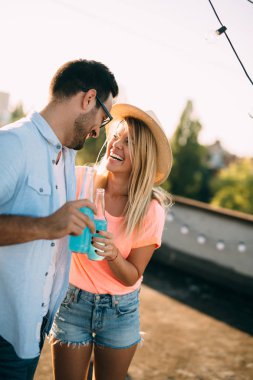 Neşeli genç dans eden çift yazın eğleniyor ve eğleniyor.