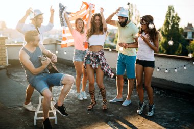 Genç arkadaşlar mutlu grup eğlenceli, yaz aylarında parti