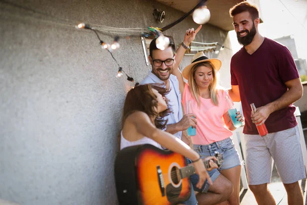 Fröhliche Gruppe Junger Freunde Die Spaß Haben Party Sommer — Stockfoto