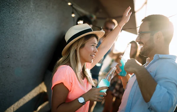 Grupp Ungdomar Som Har Roligt Sommarfest — Stockfoto