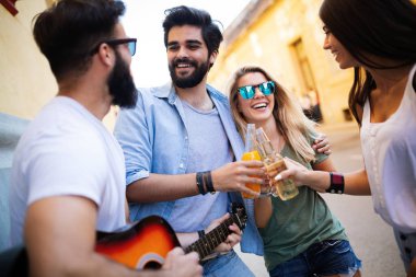 Bir grup arkadaş eğleniyor ve yazın tadını çıkarıyorlar.