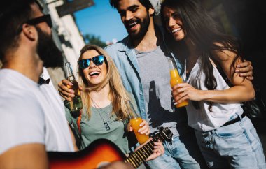 Genç arkadaşlar takılmak, eğlenmek ve yaz günlerini zevk