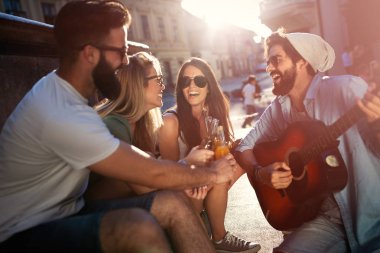 Bir grup arkadaş yazın dışarı çıkıp eğleniyorlar.