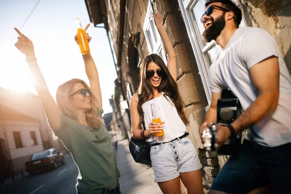 Grupo Amigos Divirtiéndose Disfrutando Del Verano — Foto de Stock