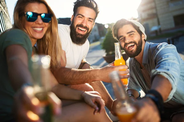 Jonge Vrienden Die Rondhangen Plezier Beleven Genieten Van Zomerdagen — Stockfoto