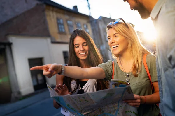 Amicizia Viaggi Vacanze Estate Persone Concetto Gruppo Amici Sorridenti Viaggio — Foto Stock