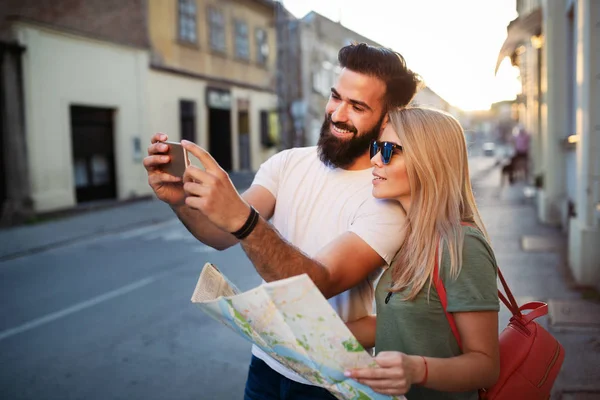 Viajando Par Turistas Caminando Por Ciudad Vacaciones Verano Vacaciones Concepto —  Fotos de Stock