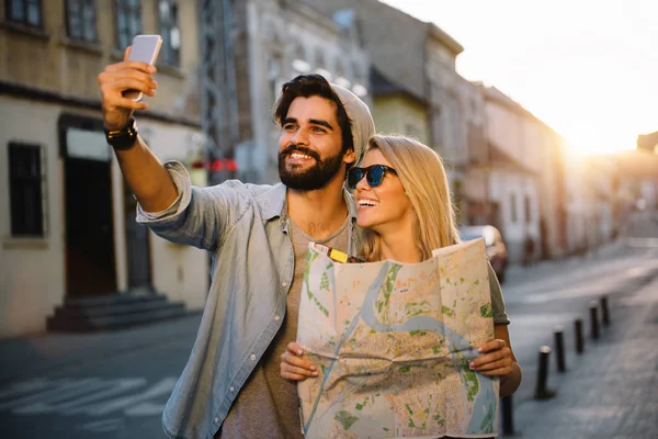 Viajando Par Turistas Caminando Por Ciudad Vacaciones Verano Vacaciones Concepto — Foto de Stock