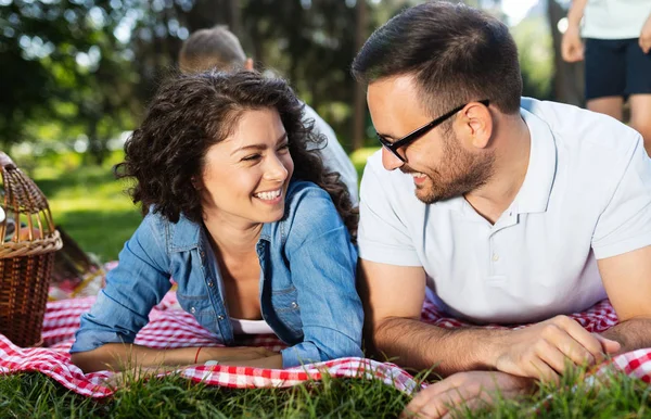 Rolig Tid Lycklig Ung Familj Som Leker Gräset Parken Och — Stockfoto