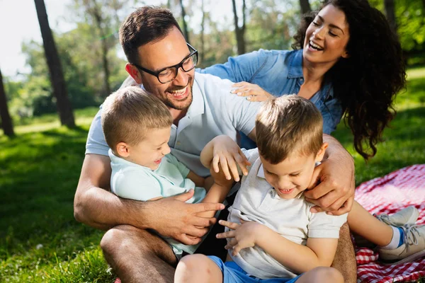 Familia Feliz Con Niños Disfrutando Día Verano Juntos Aire Libre — Foto de Stock