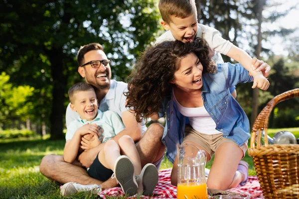 Família Feliz Desfrutando Piquenique Com Crianças Natureza — Fotografia de Stock