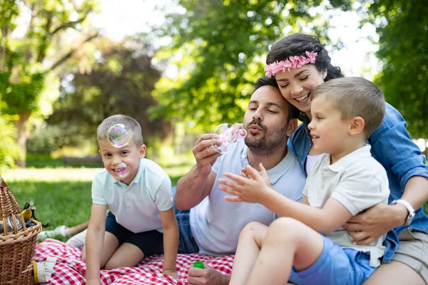 Familia Feliz Con Niños Disfrutando Día Verano Juntos Aire Libre —  Fotos de Stock