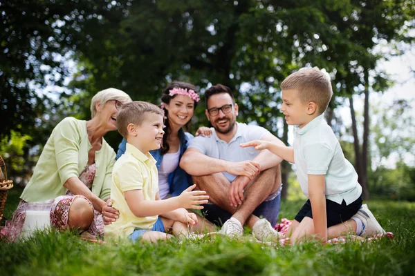 Lycklig Familj Njuter Picknick Med Barn Naturen — Stockfoto