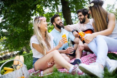 Yaz, tatil, müzik ve eğlence zaman kavramı. Neşeli arkadaşlar açık piknik var.
