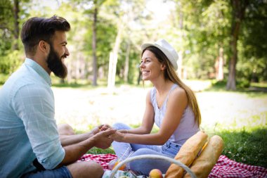 Mutlu genç çift birlikte parkta bir gün zevk
