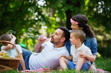 Çocuklu mutlu aile açık sabun kabarcıkları darbe