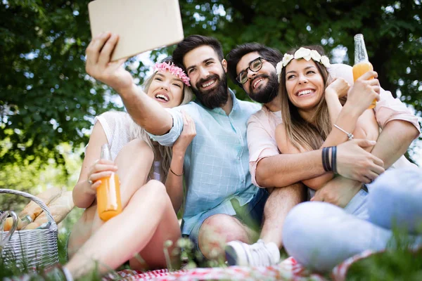 Lyckliga Unga Vänner Parken Med Picknick Solig Dag — Stockfoto