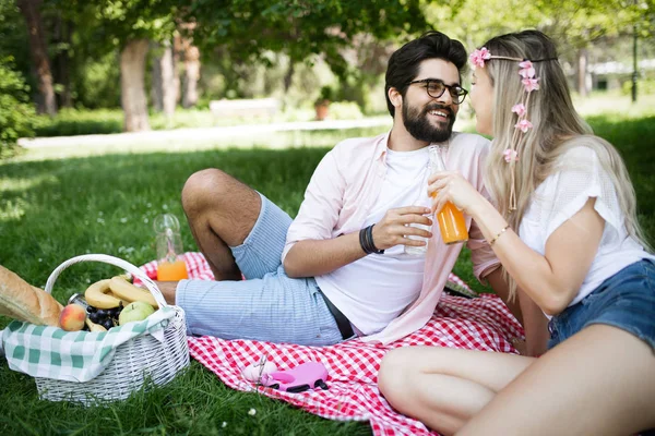 Lyckligt Par Kärlek Njuter Picknick Tid Utomhus — Stockfoto