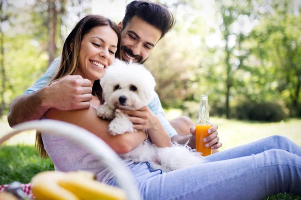 Pareja Feliz Vacaciones Los Amantes Divierten Parque —  Fotos de Stock