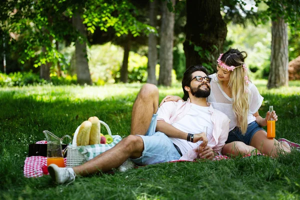 Feliz Pareja Joven Disfrutando Picnic Parque Aire Libre — Foto de Stock