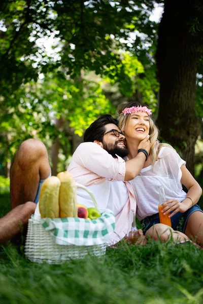 Joyeux Jeune Couple Profitant Une Journée Dans Parc Ensemble — Photo