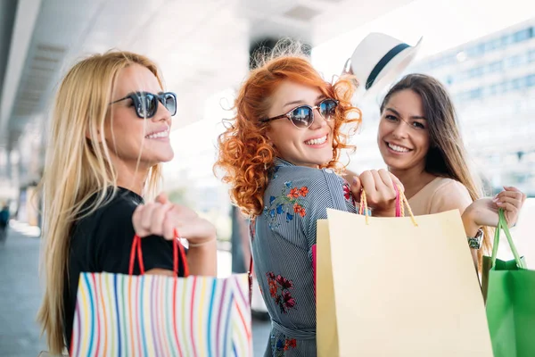 Hermosas Chicas Jóvenes Felices Sosteniendo Bolsas Compras Sonriendo Aire Libre —  Fotos de Stock