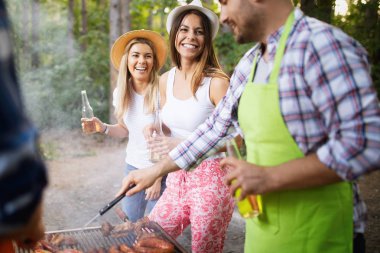 Kamp ve doğada bir Barbekü partisi arkadaş grubu