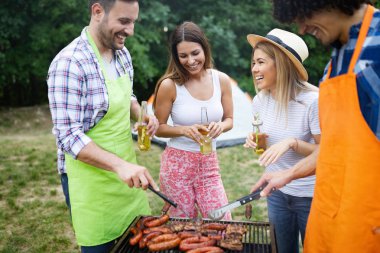 Kamp ve doğada bir Barbekü partisi arkadaş grubu