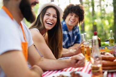 Arkadaşlarım eğlenirken doğada parti bir Barbekü partisi