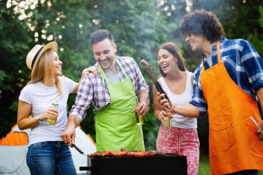 Kamp ve doğada bir Barbekü partisi arkadaş grubu