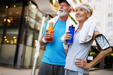 Üst düzey çift kalan sulu egzersiz yaptıktan sonra açık