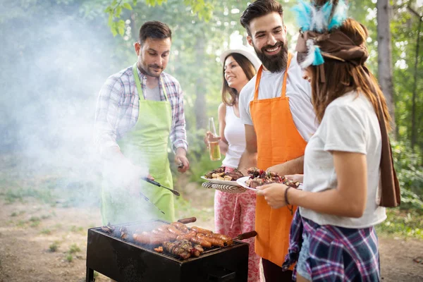 Group Happy Friends Eating Drinking Beers Barbecue Dinner Outdoors — Stock Photo, Image