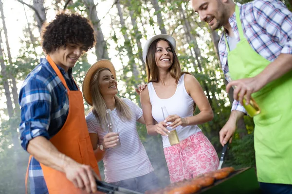 Happy Friends Making Barbecue Having Lunch Nature — Stock Photo, Image