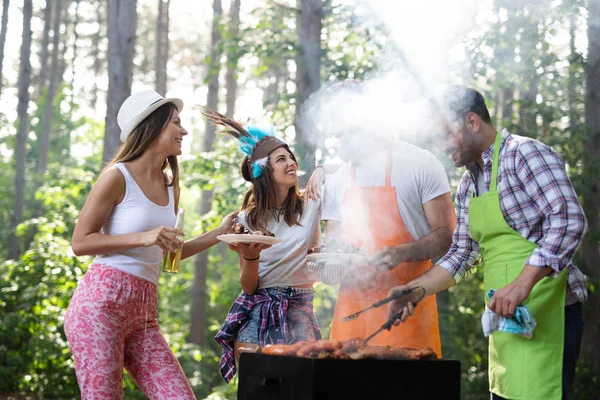 Gruppo Amici Felici Mangiare Bere Birre Alla Cena Barbecue All — Foto Stock