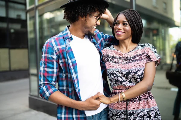 Hora Verano Hermosa Pareja Africana Joven Citas Sonriendo Estilo Vida — Foto de Stock